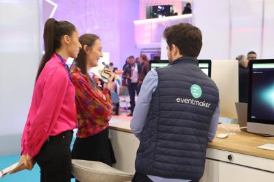 Cinq personnes discutent sur un plateau télévisé, avec un écran diffusant une intervention en visioconférence.