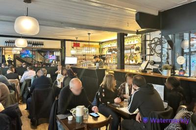 Miniature Location salle Paris 12 (Paris) - Fenêtre sur cour #4 Terrasse d'un restaurant en soirée, avec des clients attablés sous des parasols et des lumières colorées suspendues.