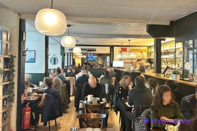 Miniature Location salle Paris 12 (Paris) - Fenêtre sur cour #2 Terrasse d'un restaurant en soirée, avec des clients attablés sous des parasols et des lumières colorées suspendues.