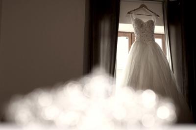 Miniature Vidéo Studio Andy LTH #4 Deux alliances en métal, dont une ornée de petits diamants, posées sur un tissu noir avec un fond flou.