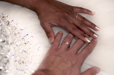 Miniature Vidéo Studio Andy LTH #6 Deux alliances en métal, dont une ornée de petits diamants, posées sur un tissu noir avec un fond flou.