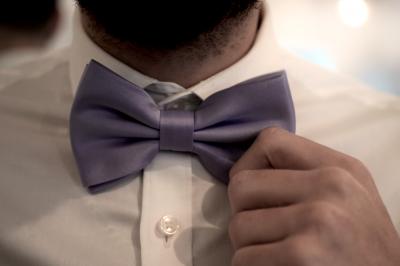 Miniature Vidéo Studio Andy LTH #5 Deux alliances en métal, dont une ornée de petits diamants, posées sur un tissu noir avec un fond flou.