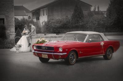 Miniature Vidéo Studio Andy LTH #2 Deux alliances en métal, dont une ornée de petits diamants, posées sur un tissu noir avec un fond flou.