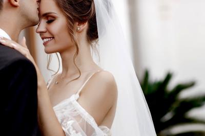 Miniature Vidéo Studio Andy LTH #3 Deux alliances en métal, dont une ornée de petits diamants, posées sur un tissu noir avec un fond flou.