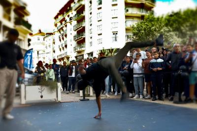 Bouteille en verre remplie de liquide brun, fermée par un bouchon blanc, sur un fond sombre.