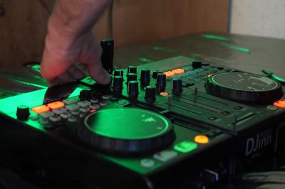 Bouteille en verre remplie de liquide brun, fermée par un bouchon blanc, sur un fond sombre.