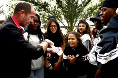 Bouteille en verre remplie de liquide brun, fermée par un bouchon blanc, sur un fond sombre.