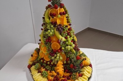 Miniature Traiteur Saint-Martin-le-Vinoux (Isère) - Brusyl - Open K Fe #2 Salle décorée avec des rideaux bleus, guirlandes lumineuses, vases avec branches et une table recouverte d'une nappe blanche.