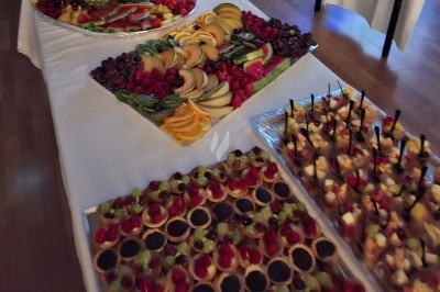 Miniature Traiteur Saint-Martin-le-Vinoux (Isère) - Brusyl - Open K Fe #8 Salle décorée avec des rideaux bleus, guirlandes lumineuses, vases avec branches et une table recouverte d'une nappe blanche.