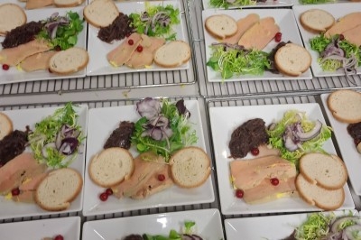 Miniature Traiteur Saint-Martin-le-Vinoux (Isère) - Brusyl - Open K Fe #9 Salle décorée avec des rideaux bleus, guirlandes lumineuses, vases avec branches et une table recouverte d'une nappe blanche.