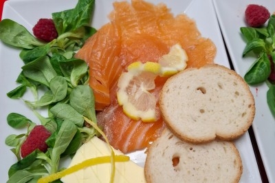 Miniature Traiteur Saint-Martin-le-Vinoux (Isère) - Brusyl - Open K Fe #10 Salle décorée avec des rideaux bleus, guirlandes lumineuses, vases avec branches et une table recouverte d'une nappe blanche.