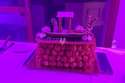 Miniature Traiteur Saint-Martin-le-Vinoux (Isère) - Brusyl - Open K Fe #14 Salle décorée avec des rideaux bleus, guirlandes lumineuses, vases avec branches et une table recouverte d'une nappe blanche.