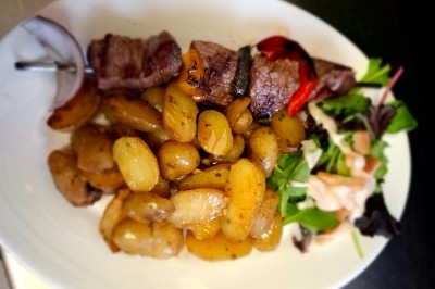 Miniature Traiteur Saint-Martin-le-Vinoux (Isère) - Brusyl - Open K Fe #15 Salle décorée avec des rideaux bleus, guirlandes lumineuses, vases avec branches et une table recouverte d'une nappe blanche.