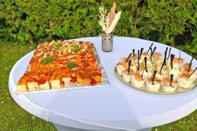 Miniature Traiteur Saint-Martin-le-Vinoux (Isère) - Brusyl - Open K Fe #16 Salle décorée avec des rideaux bleus, guirlandes lumineuses, vases avec branches et une table recouverte d'une nappe blanche.