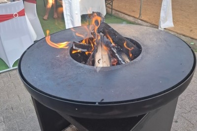 Miniature Traiteur Saint-Martin-le-Vinoux (Isère) - Brusyl - Open K Fe #18 Salle décorée avec des rideaux bleus, guirlandes lumineuses, vases avec branches et une table recouverte d'une nappe blanche.