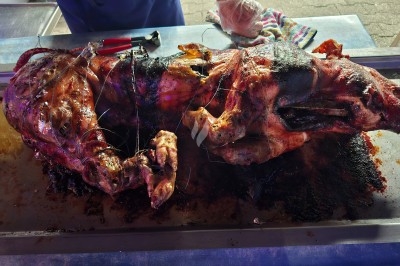 Miniature Traiteur Saint-Martin-le-Vinoux (Isère) - Brusyl - Open K Fe #21 Salle décorée avec des rideaux bleus, guirlandes lumineuses, vases avec branches et une table recouverte d'une nappe blanche.