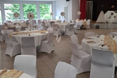 Miniature Traiteur Saint-Martin-le-Vinoux (Isère) - Brusyl - Open K Fe #23 Salle décorée avec des rideaux bleus, guirlandes lumineuses, vases avec branches et une table recouverte d'une nappe blanche.