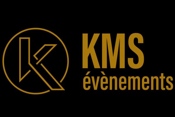 Logo de KMS événements avec un ’K’ stylisé dans un cercle et le texte en lettres dorées sur fond noir.