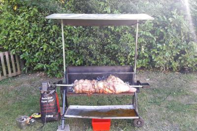 Salle de restaurant avec longues tables dressées, éclairage tamisé et effets lumineux colorés sur le sol.