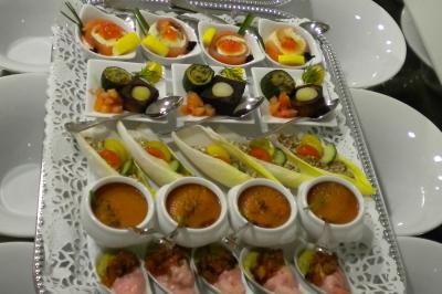 Salle de restaurant avec longues tables dressées, éclairage tamisé et effets lumineux colorés sur le sol.