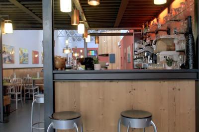 Miniature Traiteur Saint-Priest (Rhône) - Le Séraphin Traiteur #13 Salle de restaurant avec longues tables dressées, éclairage tamisé et effets lumineux colorés sur le sol.