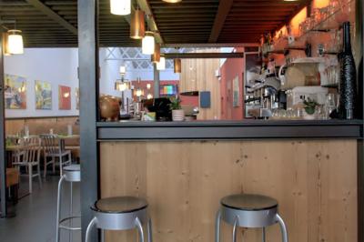 Miniature Location salle Saint-Priest (Rhône) - La Cantina del Séraphin #9 Plateau de verrines et bouchées variées, comprenant soupes, légumes, œufs et garnitures, présenté sur un plateau argenté.