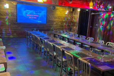 Miniature Location salle Saint-Priest (Rhône) - La Cantina del Séraphin #4 Plateau de verrines et bouchées variées, comprenant soupes, légumes, œufs et garnitures, présenté sur un plateau argenté.