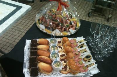 Miniature Location salle Saint-Priest (Rhône) - La Cantina del Séraphin #11 Plateau de verrines et bouchées variées, comprenant soupes, légumes, œufs et garnitures, présenté sur un plateau argenté.