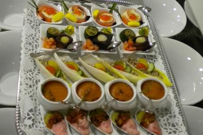 Miniature Location salle Saint-Priest (Rhône) - La Cantina del Séraphin #13 Plateau de verrines et bouchées variées, comprenant soupes, légumes, œufs et garnitures, présenté sur un plateau argenté.