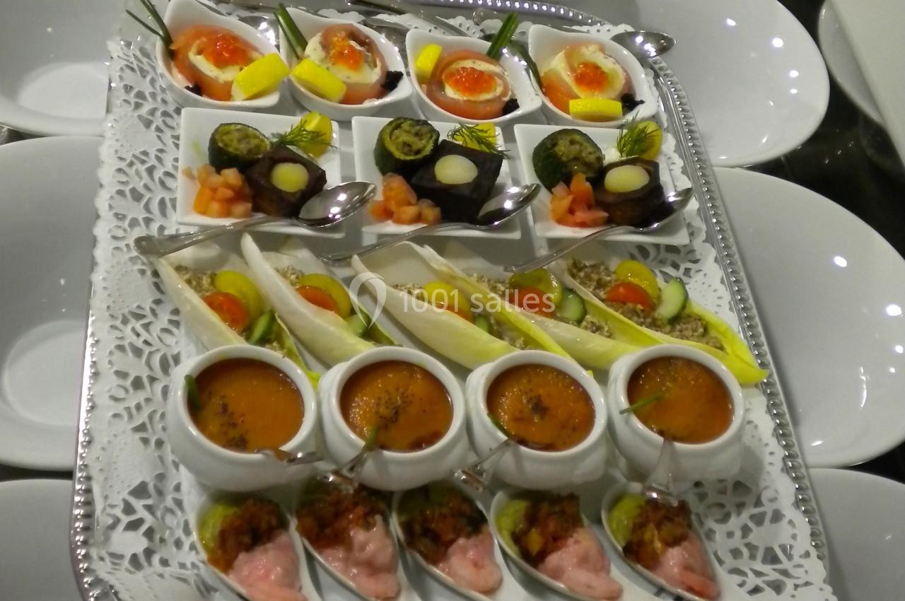 Plateau de verrines et bouchées variées, comprenant soupes, légumes, œufs et garnitures, présenté sur un plateau argenté.