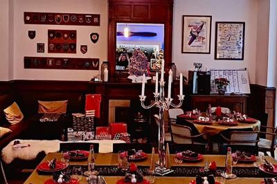 Miniature Location salle Bruxelles (Bruxelles-Capitale) - La Salle Montoyer Bruxelles #6 Salle de réception lumineuse avec tables rondes dressées, chaises blanches et éclairage violet au plafond.