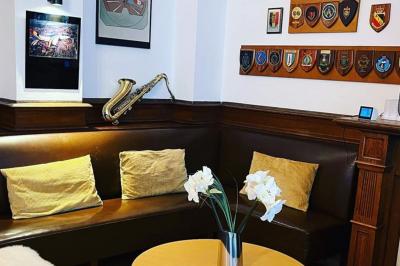 Miniature Location salle Bruxelles (Bruxelles-Capitale) - La Salle Montoyer Bruxelles #7 Salle de réception lumineuse avec tables rondes dressées, chaises blanches et éclairage violet au plafond.