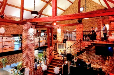 Tente éclairée par des guirlandes lumineuses dans un jardin verdoyant au crépuscule.