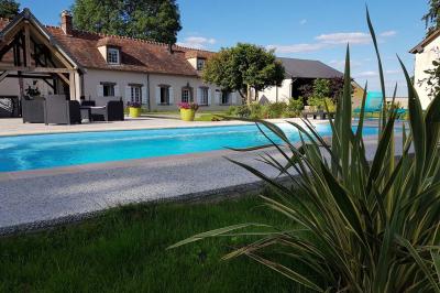 Miniature Location salle Bailleau-l'Évêque (Eure-et-Loir) - Le Domaine du Moulin 28 & SPA #1 Jardin en soirée avec des arbustes fleuris, éclairé par des lampes au sol, entouré d'arbres et de végétation.
