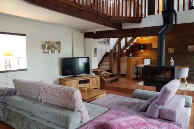 Miniature Location salle Bailleau-l'Évêque (Eure-et-Loir) - Le Domaine du Moulin 28 & SPA #25 Jardin en soirée avec des arbustes fleuris, éclairé par des lampes au sol, entouré d'arbres et de végétation.