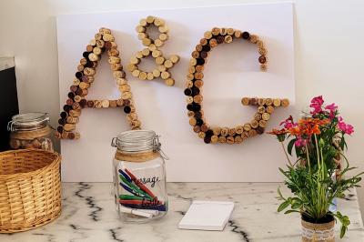 Miniature Location salle Bailleau-l'Évêque (Eure-et-Loir) - Le Domaine du Moulin 28 & SPA #24 Jardin en soirée avec des arbustes fleuris, éclairé par des lampes au sol, entouré d'arbres et de végétation.