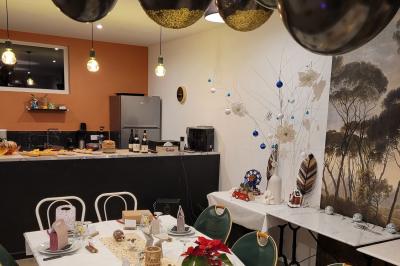 Miniature Location salle Bailleau-l'Évêque (Eure-et-Loir) - Le Domaine du Moulin 28 & SPA #17 Jardin en soirée avec des arbustes fleuris, éclairé par des lampes au sol, entouré d'arbres et de végétation.