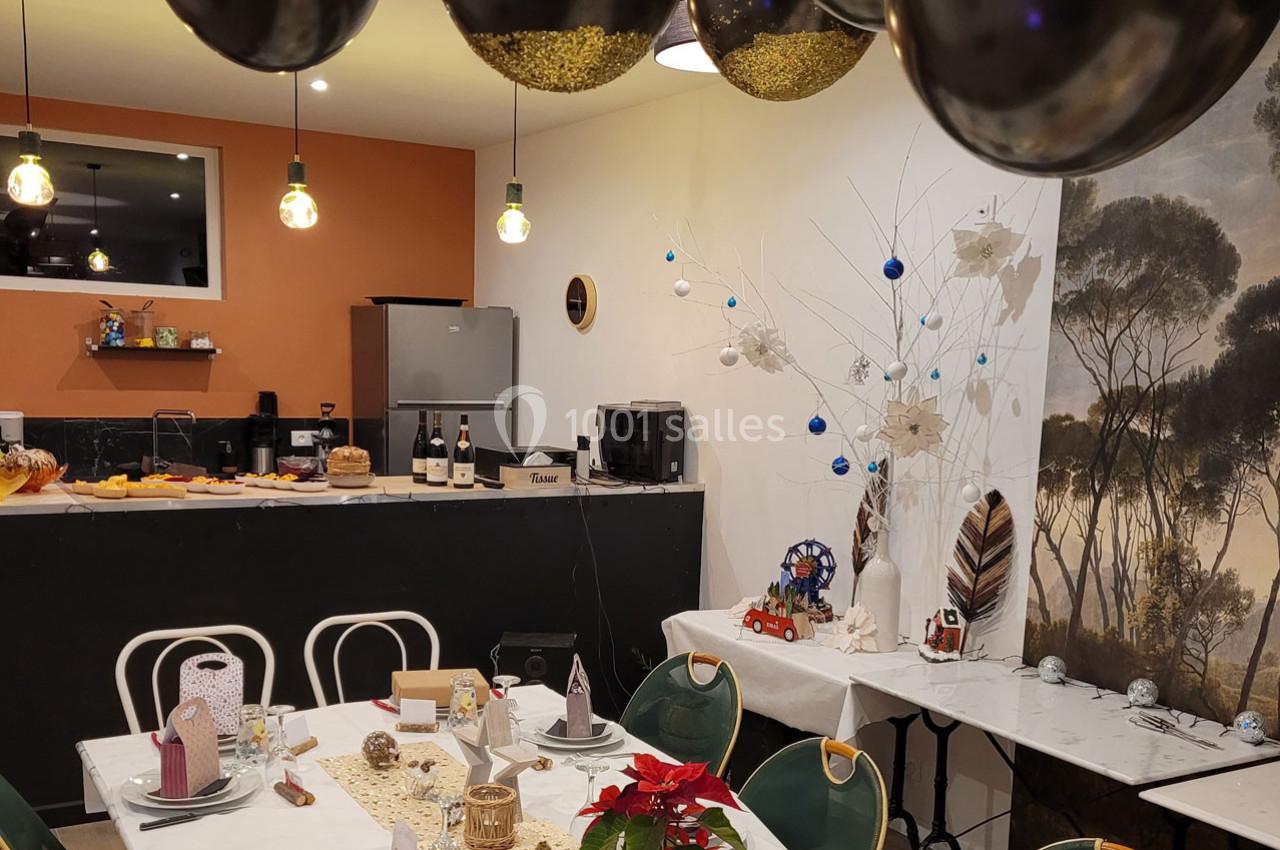 Location salle Bailleau-l'Évêque (Eure-et-Loir) - Le Domaine du Moulin 28 & SPA #17 Salle décorée pour une fête avec ballons noirs, tables dressées, guirlandes et un arbre blanc orné de décorations.