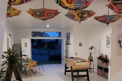 Miniature Location salle Bailleau-l'Évêque (Eure-et-Loir) - Le Domaine du Moulin 28 & SPA #36 Jardin en soirée avec des arbustes fleuris, éclairé par des lampes au sol, entouré d'arbres et de végétation.