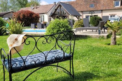 Miniature Location salle Bailleau-l'Évêque (Eure-et-Loir) - Le Domaine du Moulin 28 & SPA #3 Jardin en soirée avec des arbustes fleuris, éclairé par des lampes au sol, entouré d'arbres et de végétation.