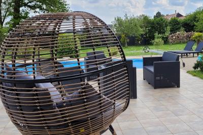 Miniature Location salle Bailleau-l'Évêque (Eure-et-Loir) - Le Domaine du Moulin 28 & SPA #4 Jardin en soirée avec des arbustes fleuris, éclairé par des lampes au sol, entouré d'arbres et de végétation.