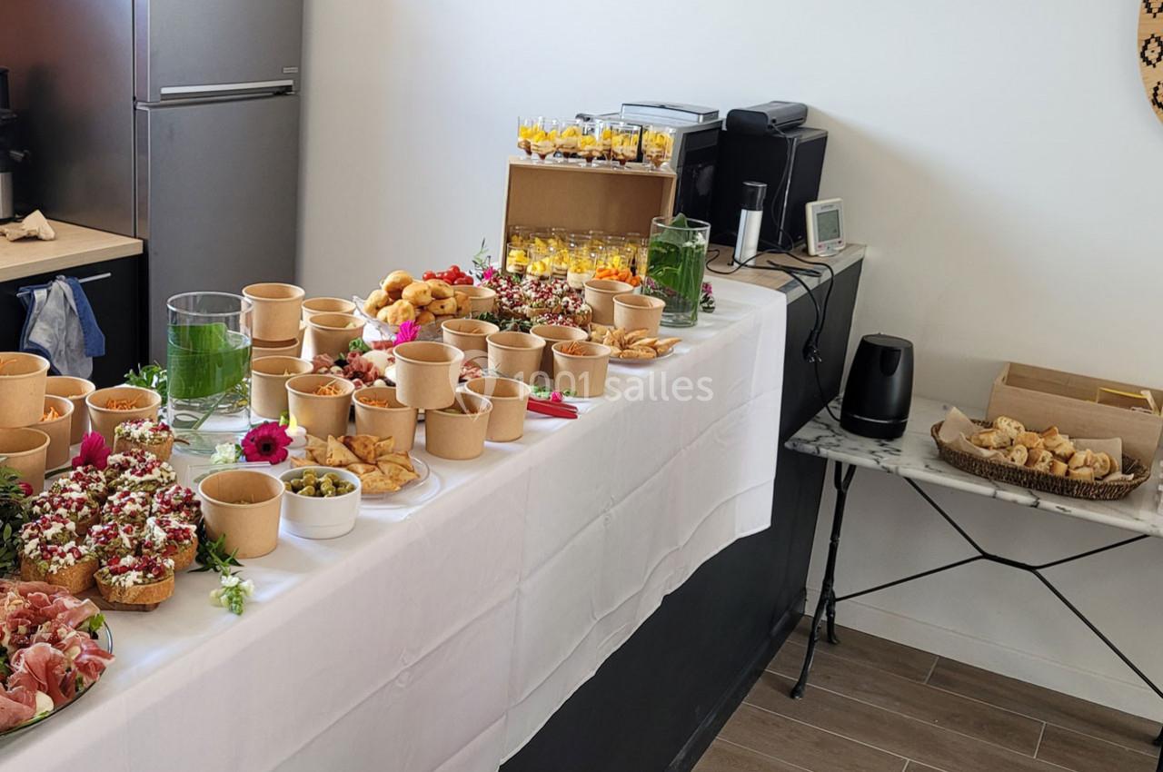Location salle Bailleau-l'Évêque (Eure-et-Loir) - Le Domaine du Moulin 28 & SPA #23 Buffet avec divers plats, verrines, pains et garnitures disposés sur une table blanche dans une salle lumineuse.