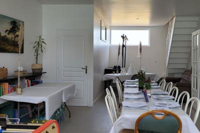 Miniature Location salle Bailleau-l'Évêque (Eure-et-Loir) - Le Domaine du Moulin 28 & SPA #22 Jardin en soirée avec des arbustes fleuris, éclairé par des lampes au sol, entouré d'arbres et de végétation.