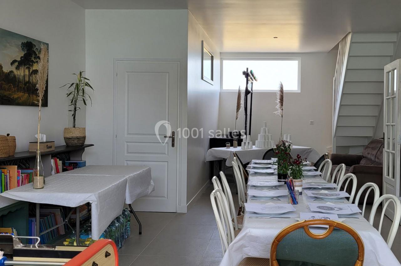 Location salle Bailleau-l'Évêque (Eure-et-Loir) - Le Domaine du Moulin 28 & SPA #22 Salle aménagée pour un repas, avec tables dressées, chaises alignées, décorations simples et lumière naturelle.