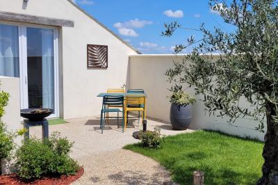 Miniature Location salle Bailleau-l'Évêque (Eure-et-Loir) - Le Domaine du Moulin 28 & SPA #6 Jardin en soirée avec des arbustes fleuris, éclairé par des lampes au sol, entouré d'arbres et de végétation.