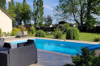 Miniature Location salle Bailleau-l'Évêque (Eure-et-Loir) - Le Domaine du Moulin 28 & SPA #8 Jardin en soirée avec des arbustes fleuris, éclairé par des lampes au sol, entouré d'arbres et de végétation.