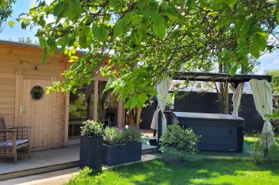 Miniature Location salle Bailleau-l'Évêque (Eure-et-Loir) - Le Domaine du Moulin 28 & SPA #11 Jardin en soirée avec des arbustes fleuris, éclairé par des lampes au sol, entouré d'arbres et de végétation.