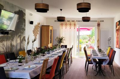 Miniature Location salle Bailleau-l'Évêque (Eure-et-Loir) - Le Domaine du Moulin 28 & SPA #12 Jardin en soirée avec des arbustes fleuris, éclairé par des lampes au sol, entouré d'arbres et de végétation.