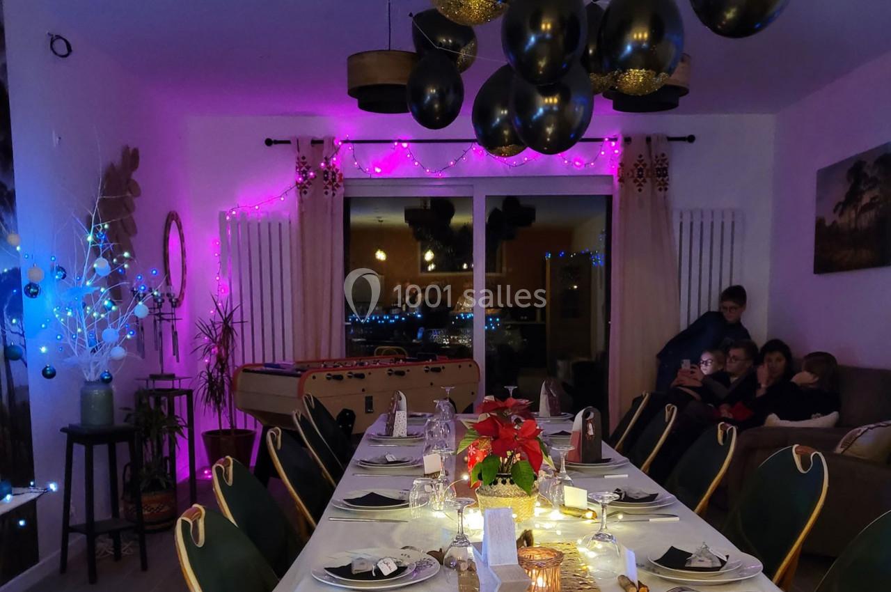 Location salle Bailleau-l'Évêque (Eure-et-Loir) - Le Domaine du Moulin 28 & SPA #16 Salle à manger décorée pour une fête avec table dressée, guirlandes lumineuses et ballons noirs suspendus.