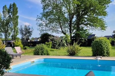 Miniature Location salle Bailleau-l'Évêque (Eure-et-Loir) - Le Domaine du Moulin 28 & SPA #9 Jardin en soirée avec des arbustes fleuris, éclairé par des lampes au sol, entouré d'arbres et de végétation.